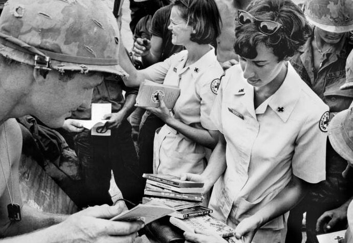 Miembros militares apoyados por Donut Dollies durante Vietnam...