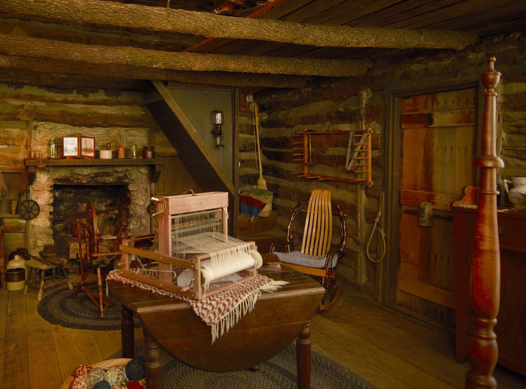 Vista del interior de Pickard Cabin en Log Cabin Village, una sala de estar...